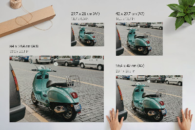 Spauda ant drobės Vintažinis motoroleris akmenimis grįstos gatvės miesto fone