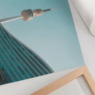 Plakatas ant drobės mėlynas dangus, modernus pastatas ir miesto bokštas