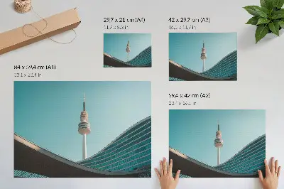 Plakatas ant drobės mėlynas dangus, modernus pastatas ir miesto bokštas