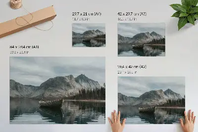 Plakatas kalnai, ežeras, valtis, ramybė ir harmonija