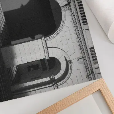 Drobės plakatas su elegantiškos architektūros ir klasikinių arkų šešėlių vaizdu