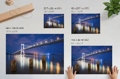 Spauda ant drobės tilto nakties švytėjimas vandens atspindžio harmonijoje