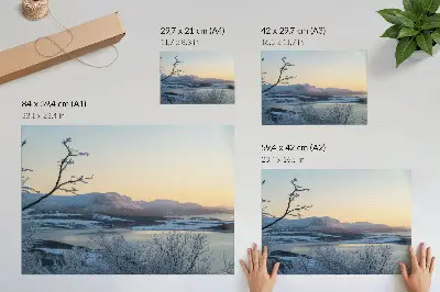 Plakatas ant drobės žiemos peizažas su kalnais ir medžiais sutemus