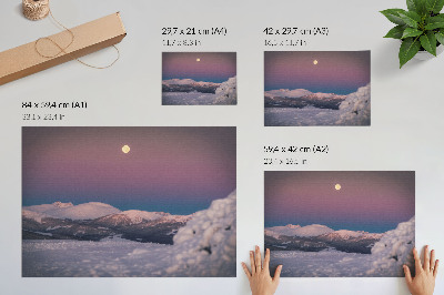 Plakatas Snieguotos kalnų viršūnės, pastelinės rožinės spalvos mėnulis