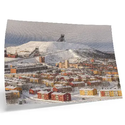Plakatas ant drobės žiemos miestas su spalvingais pastatais ir sniegu
