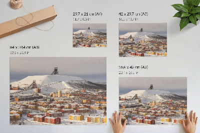 Plakatas ant drobės Žiemos miestas su spalvingais pastatais, kontrastuojančiais su sniegu