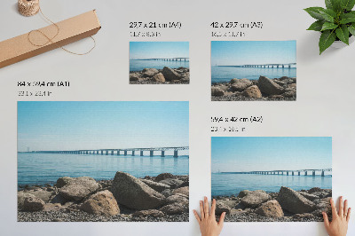 Plakatas ant drobės Tiltas per mėlynus vandens akmenis krante