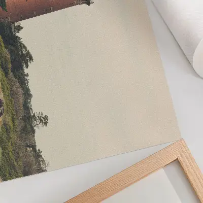 Plakatas švyturys, smėlis, medžiai ir gamtos harmonija