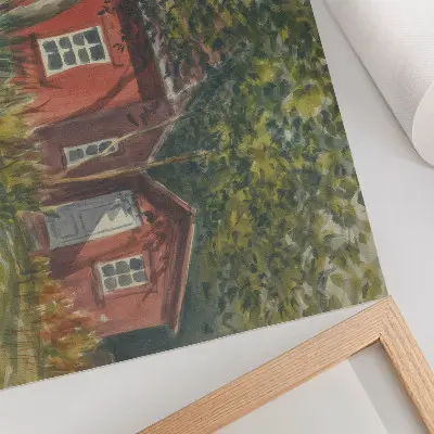 Plakatas medinis namas tarp medžių su sodria žaluma