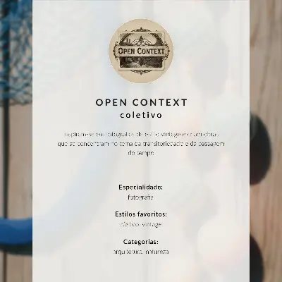 Spauda ant drobės daugiabučio namo fasadas su juodos ir baltos spalvų kontrastu bei minimalizmo elementais