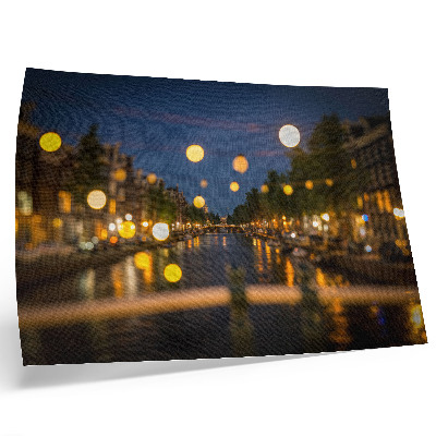 Plakatas Žavus miestas naktį, šviesos atsispindi vandenyje