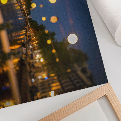 Plakatas Žavus miestas naktį, šviesos atsispindi vandenyje