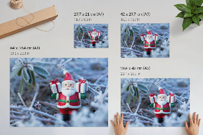 Plakatas ant drobės Kalėdų Senelis su dovanomis žiemos aplinkoje
