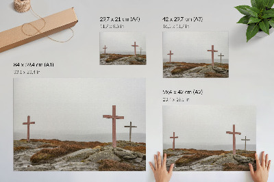 Plakatas Trys mediniai kryžiai miglotame kalne, gamtoje