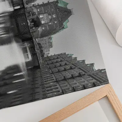 Plakatas kanalas su pramoniniais pastatais ir atspindžiais vandenyje