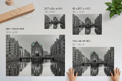Plakatas Kanalas su pramoniniais pastatais, atspindžiais vandenyje