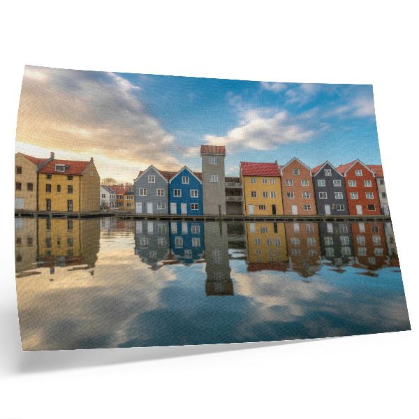 Plakatas Spalvingi namai prie vandens atspindžių architektūra