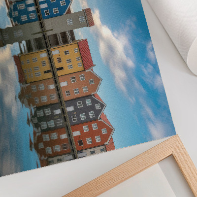 Plakatas Spalvingi namai prie vandens atspindžių architektūra
