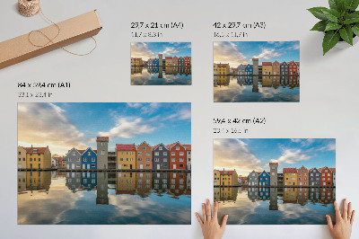 Plakatas Spalvingi namai prie vandens atspindžių architektūra