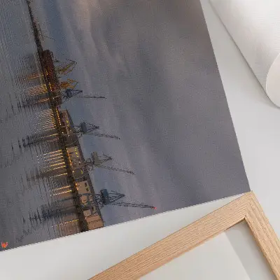 Spauda ant drobės atmosferiniai uosto kranai atsispindintys vandenyje