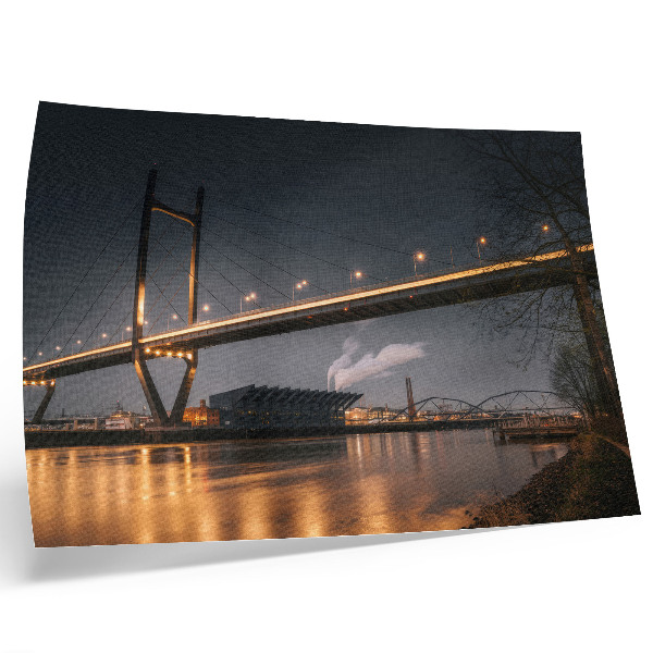 Plakatas Tiltas naktį modernioje struktūroje, ramioje atmosferoje