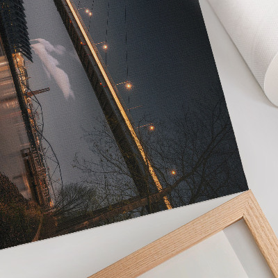 Plakatas Tiltas naktį modernioje struktūroje, ramioje atmosferoje