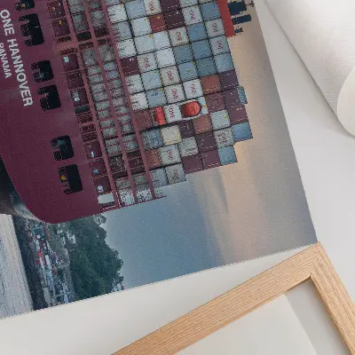 Plakatas konteinerinis laivas su spalvingais konteineriais ant vandens