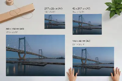Spauda ant drobės tiltas prieblandoje virš ramaus vandens moderniame fone