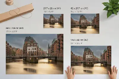 Plakatas atmosferinė architektūra su tiltu ramaus vakarinio vandens fone