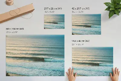 Plakatas vandenyno bangos ir horizontas su banglentininkais