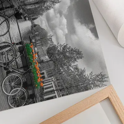 Plakatas ant drobės žavingas kanalo vaizdas su dviračiais ir tulpėmis, juodos bei oranžinės spalvų