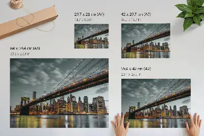Plakatas vakarinė miesto panorama su tiltu, šviesomis ir vandeniu