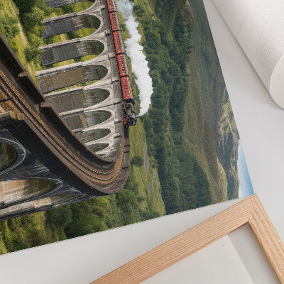 Spauda ant drobės Viadukas su traukiniu tarp žalių kalvų