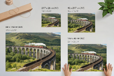 Spauda ant drobės Viadukas su traukiniu tarp žalių kalvų
