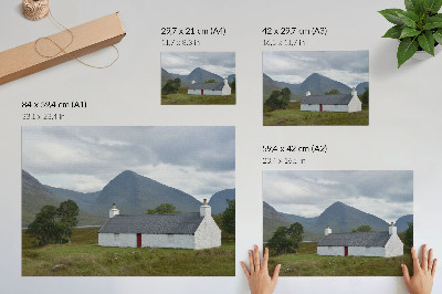 Spauda ant drobės Baltas namelis tarp kalnų ir žalumos