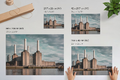 Plakatas Įspūdingas pastatas su kaminais virš upės