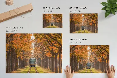 Spauda ant drobės rudens tunelis su tramvajumi