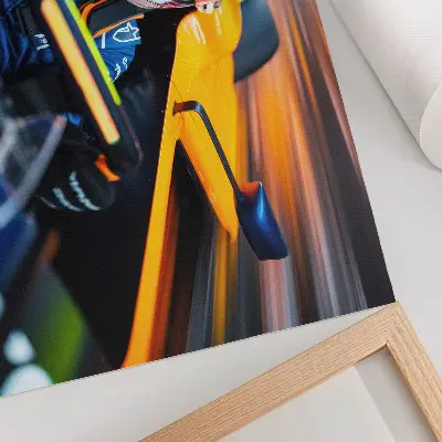 Plakatas ant drobės vairuotojas lenktyniniame automobilyje, kupinas greičio ir energijos