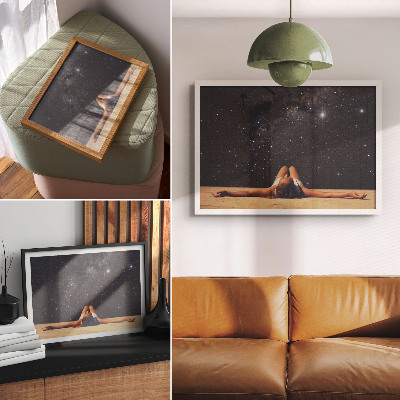 Plakatas ant drobės Figūra po žvaigždėtu dangumi atrodo siurrealistiškai