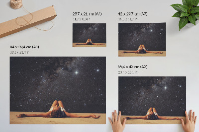 Plakatas ant drobės Figūra po žvaigždėtu dangumi atrodo siurrealistiškai