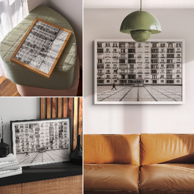 Plakatas Modernus pastatas su balkonais ir aikšte