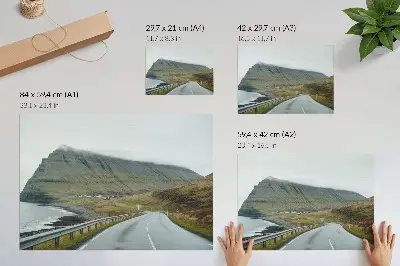 Plakatas kalnų kelio su paslaptingu rūku vaizdas