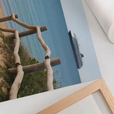 Plakatas ant drobės paplūdimys, laivas jūroje, smėlis ir mediniai turėklai