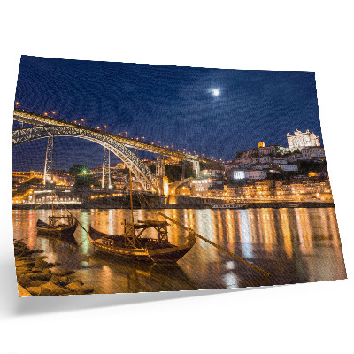Plakatas Tiltas naktį su šviesų miestu ir vandens valtimis