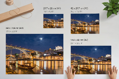 Plakatas Tiltas naktį su šviesų miestu ir vandens valtimis
