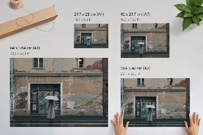 Plakatas ant drobės Žmogus su skėčiu priešais sieną, pilną grafičių