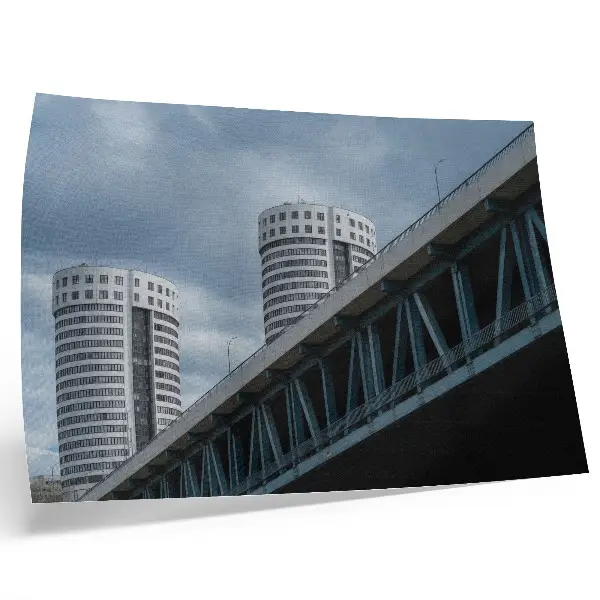 Plakatas tiltas ir dangoraižiai, atspindintys modernumą, simetriją bei eleganciją