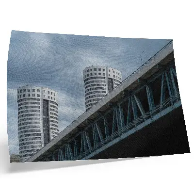 Plakatas tiltas ir dangoraižiai, atspindintys modernumą, simetriją bei eleganciją