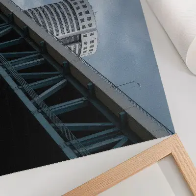 Plakatas tiltas ir dangoraižiai, atspindintys modernumą, simetriją bei eleganciją