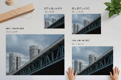Plakatas tiltas ir dangoraižiai, atspindintys modernumą, simetriją bei eleganciją
